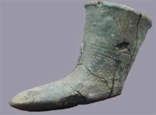 Image - A Cherniakhiv culture artifact: a drinking cup in form of a boot (4th century, Mykolaiv region).