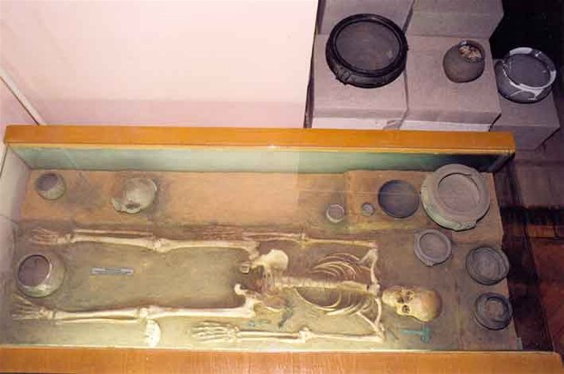 Image - A Cherniakhiv culture burial from Zaiachkivtsi in Podilia (Vinnytsia Regional Studies Museum).