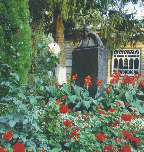 Image -- Mykhailo Kotsiubynsky's monument in from of his literary memorial museum in Chernihiv.