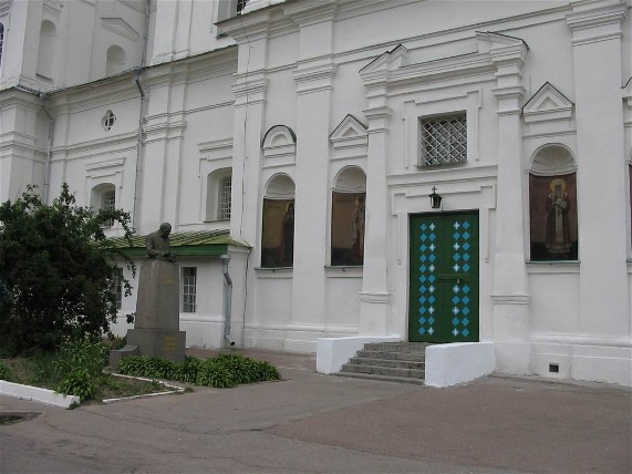 Image - A monument near the grave of Leonid Hlibov at the side of the Trinity Cathedral of the Trinity-Saint Elijah's Monastery in Chernihiv.