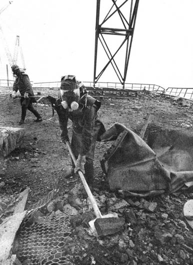 Image - Chornobyl nuclear disaster cleanup, soon after the explosion (April 1986).
