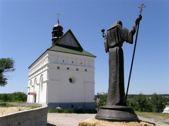 Image -- Chyhyryn: SS Peter and Paul Church (rebuilt in 2009) and the Iosyp Tukalsky-Neliubovych monument.