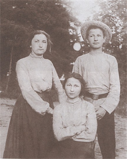 Image - Victoria, Hanna, and Levko Chykalenko.