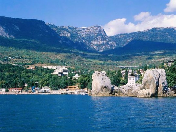 Image - The Crimean Mountains near Hurzuf.