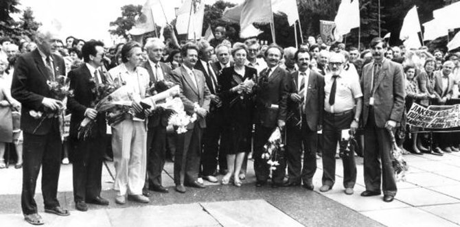 Image -- Democratic deputies celebrating the adoption of the 16 July 1990 Declaration on the State Sovereignty of Ukraine.