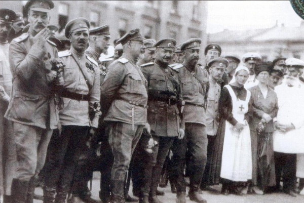 Image -- Anton Denikin with Volunteer Army officers (Kharkiv, 5 July 1919).