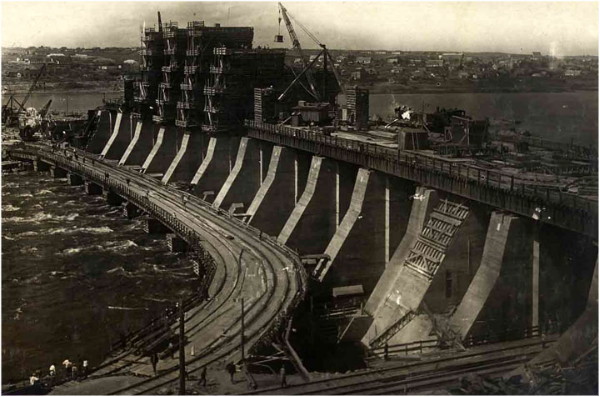 Image -- The Dnieper Hydroelectic Station construction (1934).