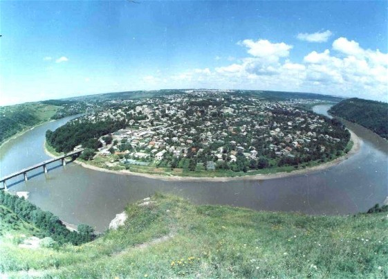 Image - The Dniester River flowing around Zalishchyky.