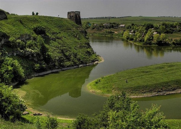 Image -- The Dnister River flowing near the ruins of the Zhvanets castle.