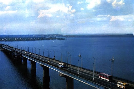 Image - A bridge over the Dnipro River in Mykolaiv.