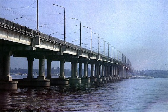 Image -- A bridge over the Dnipro River in the city of Dnipro.