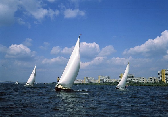 Image - Sailing boats on the Dnipro River near the city of Dnipro.
