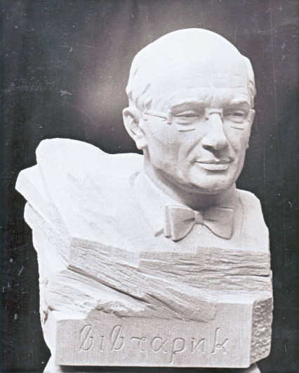 Image -- Yevhen Dzyndra: a sculpture of Yevhen T. Kozak.