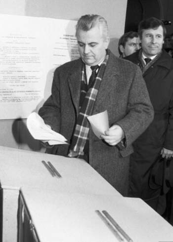 Image -- Leonid Kravchuk voting at the presidential elections in Ukraine in December 1991.