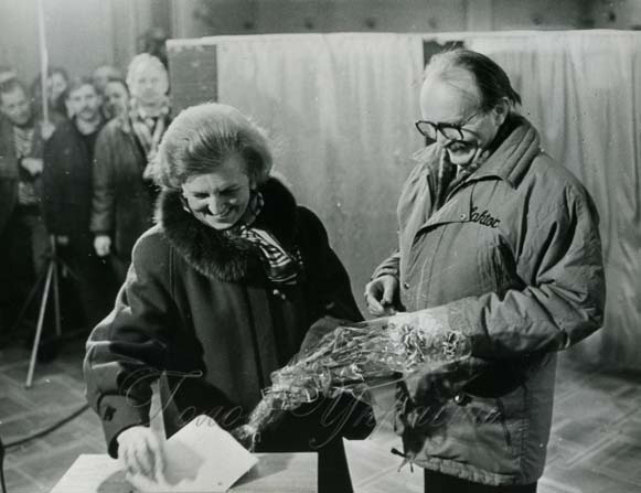 Image - Viacheslav Chornovil voting at the presidential elections in Ukraine in December 1991.