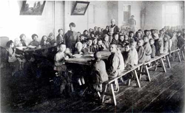 Image - The Famine of 1921-22: feeding starving children in Katerynoslav.