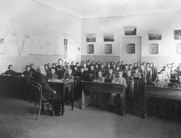 Image -- First Kyiv gymnasium: geography lesson (late 19th century).