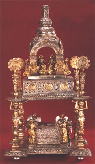 Image -- A gold casket (18th century) at the Museum of Historical Treasures of Ukraine in Kyiv.