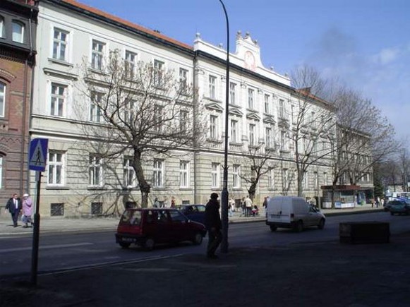 Image -- Gorlice: city court building.