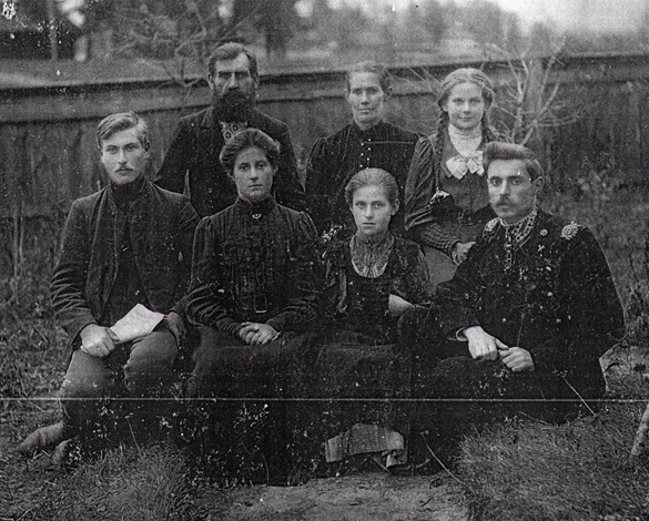 Image -- Alexander Granovsky with family (1909 photo)