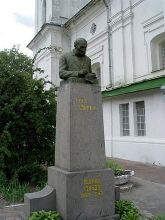 Image - A monument near the grave of Leonid Hlibov at the side of the Trinity Cathedral of the Trinity-Saint Elijah's Monastery in Chernihiv.
