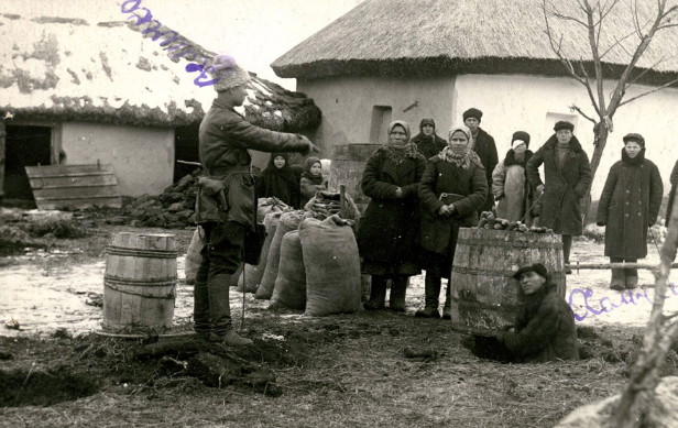 Image - Search party confiscating foodstuffs, fall 1932, Odesa region.