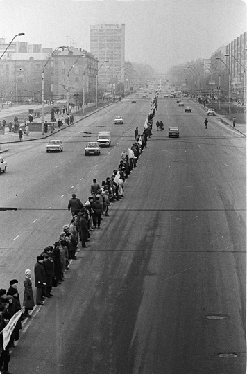 Image -- 21 January 1990: Popular Movement of Ukraine-sponsored 500-km chain of people linking hands from Kyiv to Lviv and on to Ivano-Frankivsk in commemoration of the 1918 and 1919 proclamations of Ukrainian independence and the union of UNR and ZUNR.