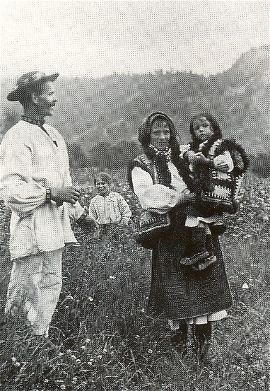 Image - A Hutsul family (1920s photo).