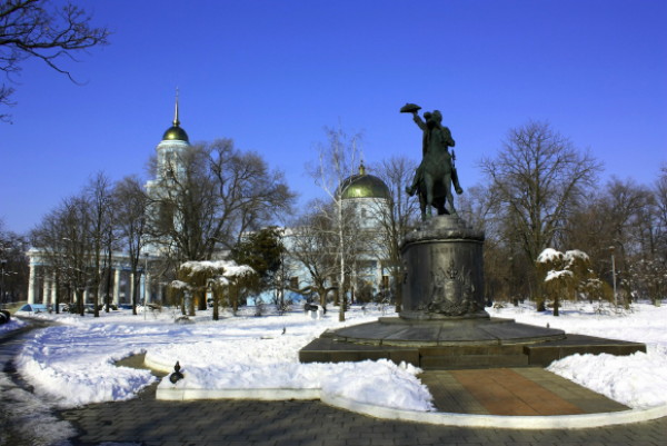 Image -- Izmail: the Dormition Cathedral and Suvorov monument.