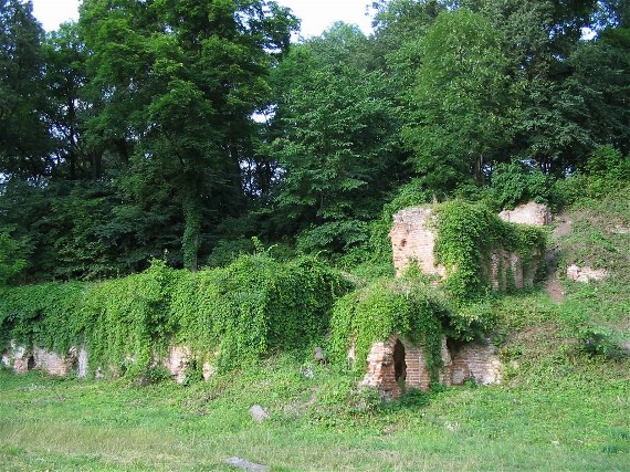 Image - Romantic ruins in the Kachanivka park.