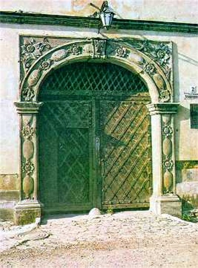 Image - Portal of an Armenian trading house in Kamianets-Podilskyi.