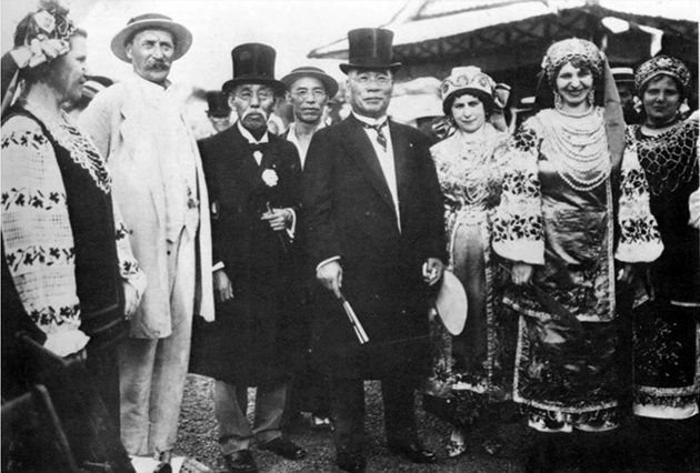 Image - Kostiantyn Karmeliuk-Kamensky with his theatrical troupe in Japan, 1915.