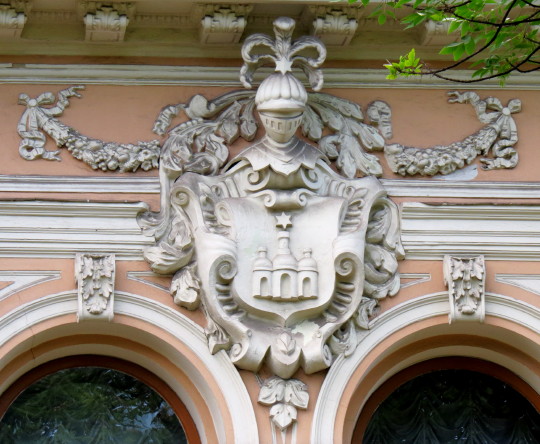 Image - The Khanenko family coat of arms (on the Khanenko building in Kyiv).