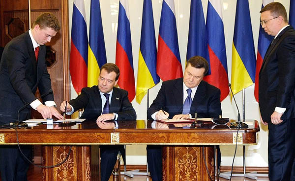 Image -- The signing of the Kharkiv Pact (Dmitrii Medvedev and Viktor Yanukovych, 2010)