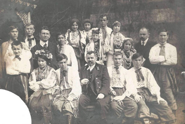 Image - Vasyl Khartsiiev with students in Yelysavethrad (now Kropyvnytskyi).