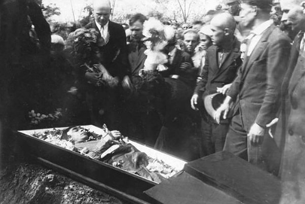 Image -- The funeral of Mykola Khvylovy (1933).