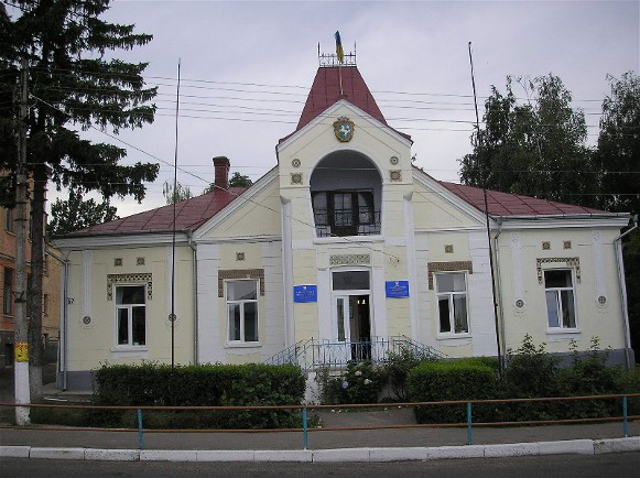 Image -- Kitsman, Chernivtsi oblast. The city council building.