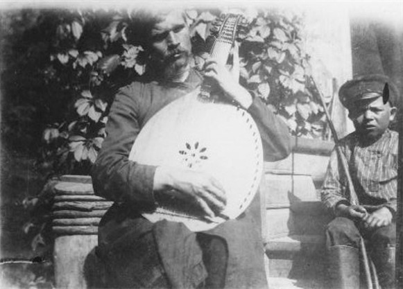 Image - Kobzar Nykonor Onatskyi and his guide (1910).