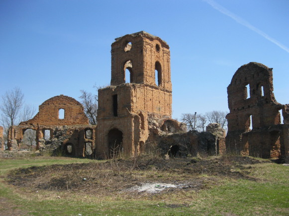 Image -- Korets castle ruins (photo courtesy Olena Chekan).