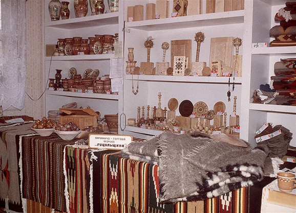 Image - A stand with traditional Hutsul crafts manufactured by the Hutsulshchyna company.