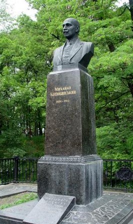 Image -- Mykhailo Kotsiubynsky's monument in Chernihiv.