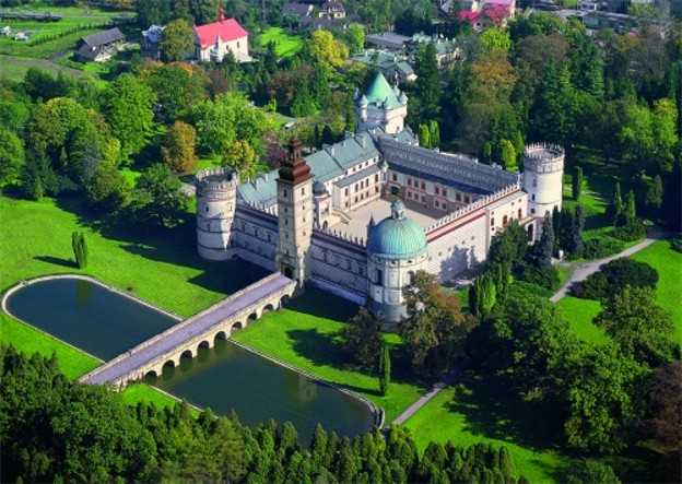 Image -- A castle in Krasychyn near Peremyshl (today: Krasiczyn near Przemysl in Poland).