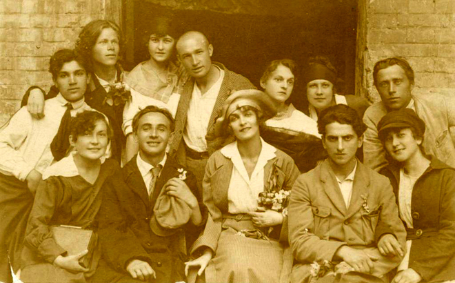 Image - Les Kurbas and Molodyi Teatr actors.