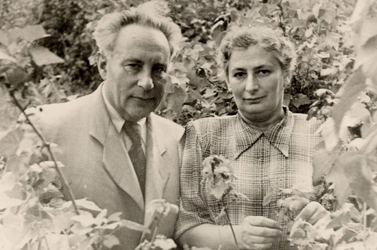 Image -- Leib Kvitko with wife Berta (late 1940s).