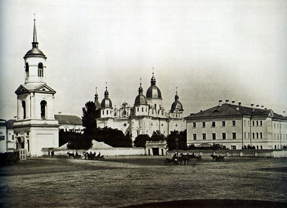 Image -- The Epiphany Church with its bell tower of the Kyiv Epiphany Brotherhood Monastery (1900s).