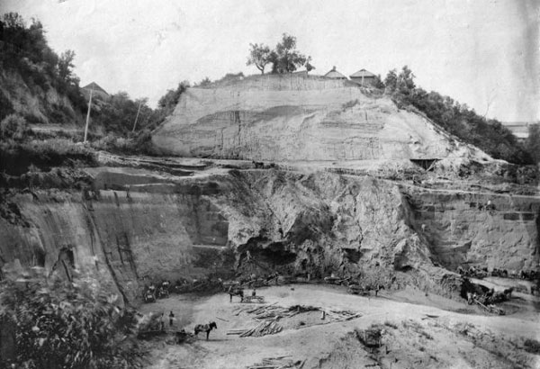 Image -- Kyrylivska archeological site (Kyiv): excavations (1890s).