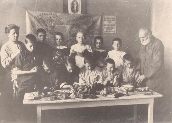 Image - An experimental labor school in Pushcha-Vodytsia (1920s).