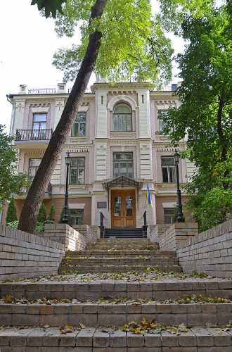 Image -- A building in Kyiv in which the Lan publishing house was located.