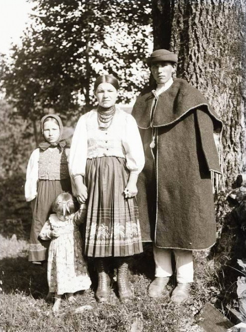 Image -- A Lemko family (early 20th century photo).