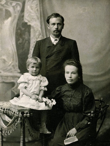 Image - Mykola Leontovych with wife and daughter.